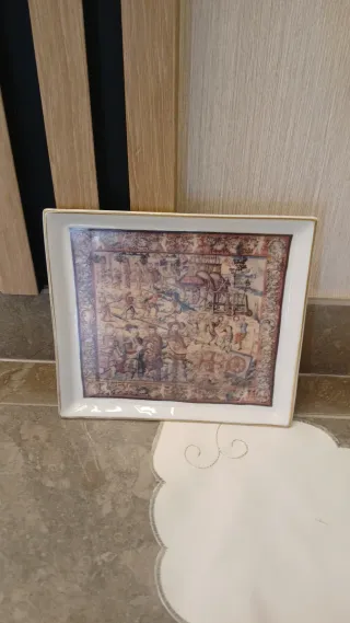 Prato em porcelana NG- Tapeçarias de D.J.de Castro