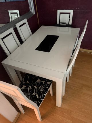 Mesa y sillas comedor en blanco y negro
