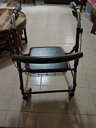 Andador para mayores con asiento y cesta