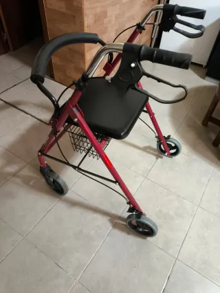 Andador para mayores con asiento y cesta