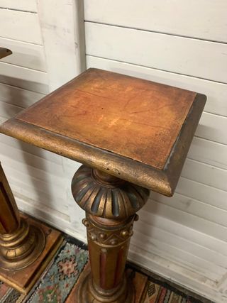 Pareja de columnas o peanas de madera. Antiguas.