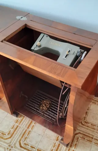 Máquina de coser con mueble marquetería