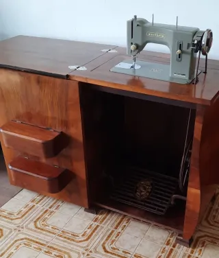 Máquina de coser con mueble marquetería