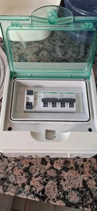 Caja fusibles Schneider 3 magnetotérmicos
