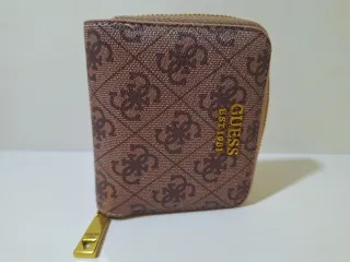 Cartera Guess Monogram Marrón y Beige