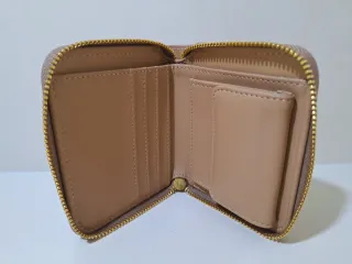 Cartera Guess Monogram Marrón y Beige