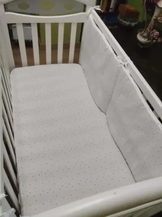 Cuna de bebé blanca con ruedas