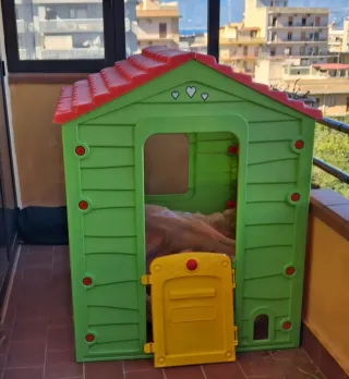 Casetta giochi bimbi verde e rossa