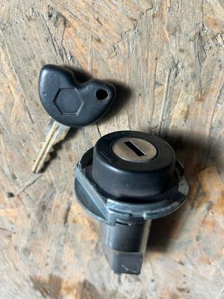 Cerradura Bonbin Piaggio Beverly con Llave