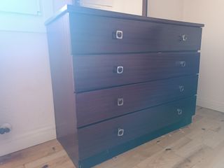 Cómoda con espejo para restaurar