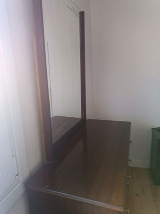 Cómoda con espejo para restaurar