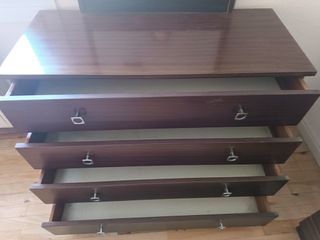 Cómoda con espejo para restaurar