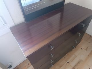 Cómoda con espejo para restaurar