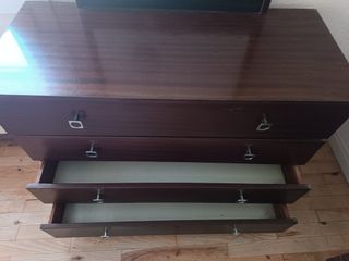 Cómoda con espejo para restaurar