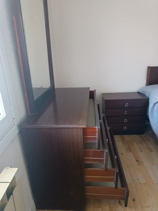 Cómoda con espejo para restaurar