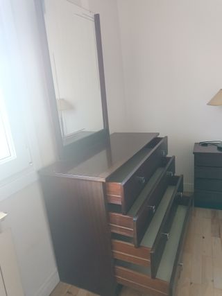Cómoda con espejo para restaurar