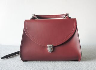 Mala de couro vermelho cor de vinho