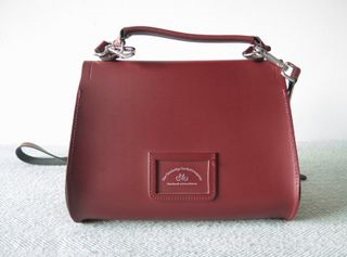 Mala de couro vermelho cor de vinho