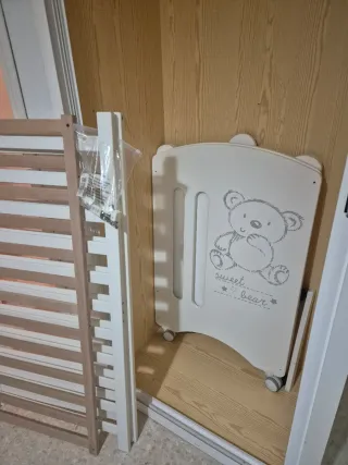 Cuna de bebé con osito