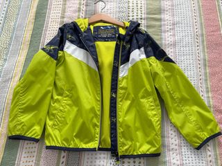 Chaqueta entretiempo niño dinosaurios.