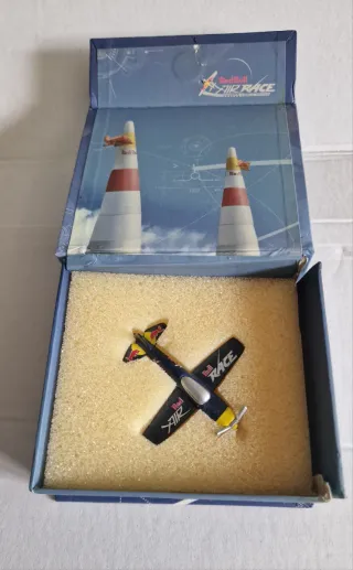 Miniatura Avião Red Bull Air Race Caixa danificada