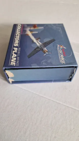 Miniatura Avião Red Bull Air Race Caixa danificada