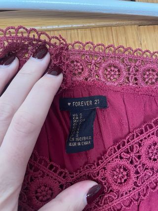 Top color burdeos hombros descubiertos