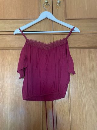 Top color burdeos hombros descubiertos