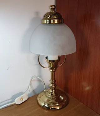 Lámpara de mesa vintage dorada y blanca