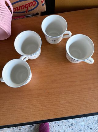 Set 4 tazze da tè in porcellana con piattini