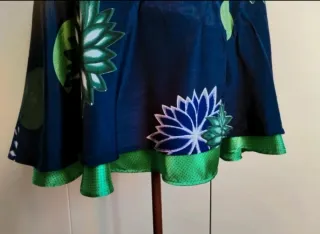 Gonna blu con cintura verde