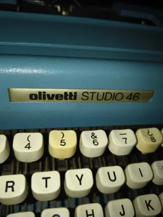 Máquina de escribir Olivetti Studio 46 azul