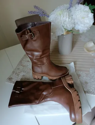 Stivali bassi marroni con fibbia