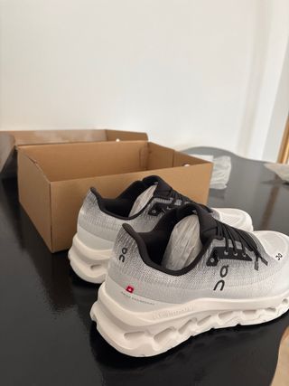 Zapatillas On Running grises y blancas