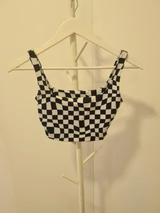Crop top con cuadrados blanco y negro berska xs