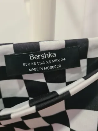 Crop top con cuadrados blanco y negro berska xs