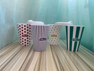 Vasos de plástico con tapa