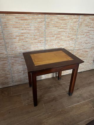 Mesa auxiliar de madera