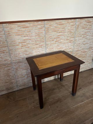 Mesa auxiliar de madera