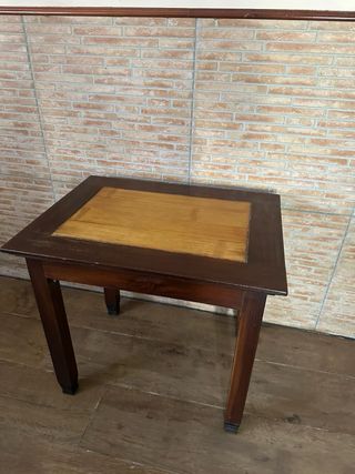 Mesa auxiliar de madera