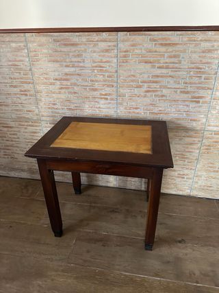 Mesa auxiliar de madera