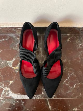 Tacones negros stiletto con tira elástica Talla 39