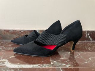 Tacones negros stiletto con tira elástica Talla 39
