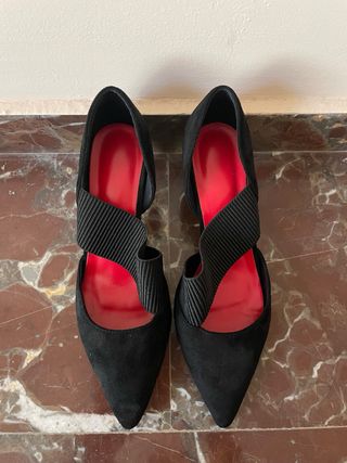 Tacones negros stiletto con tira elástica Talla 39