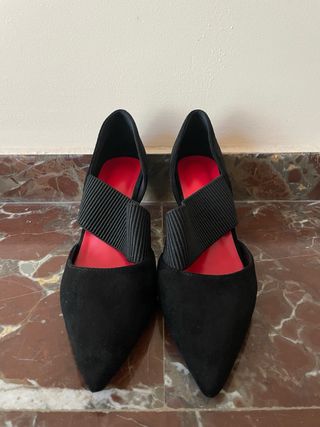 Tacones negros stiletto con tira elástica Talla 39