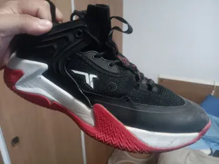 Zapatillas Fila Negras y Rojas