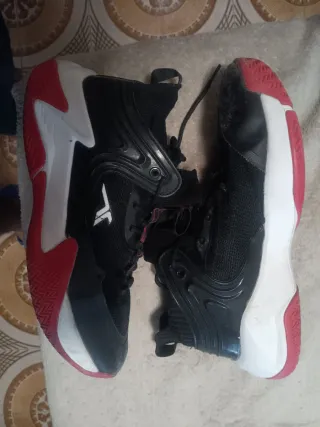 Zapatillas Fila Negras y Rojas