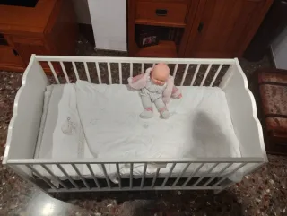 Cuna blanca IKEA de madera.