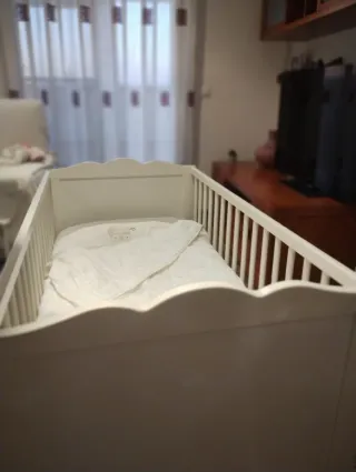 Cuna blanca IKEA de madera.