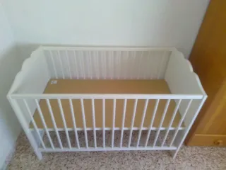 Cuna blanca IKEA de madera.